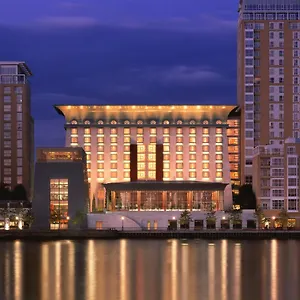 https://canary-riverside-plaza.cambridgehotelsuk.com